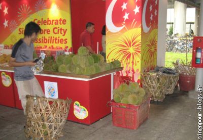 Un marchant de durian Boon Lay. Toute la gare routière en profite.^^